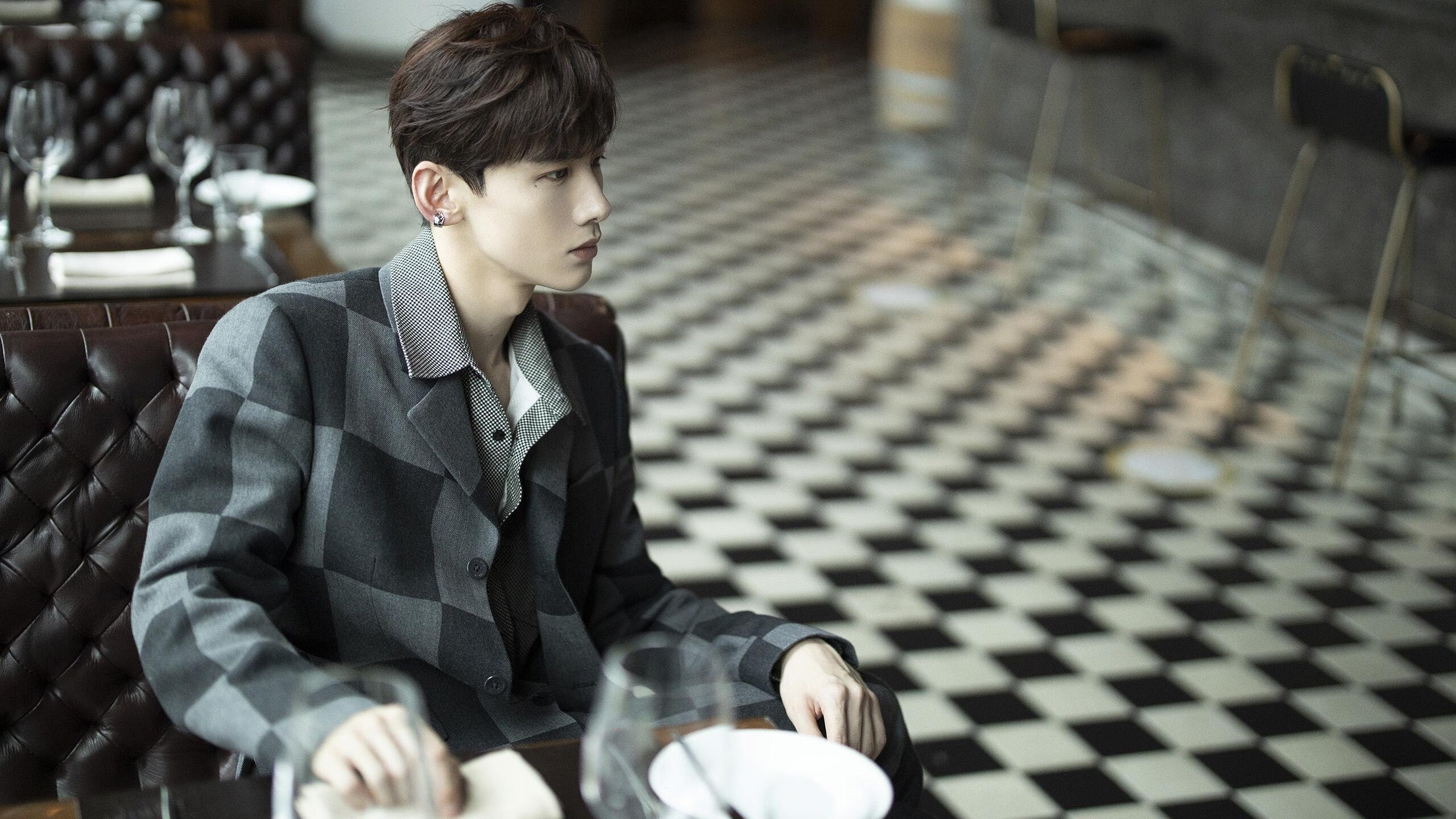 爱游戏在线登录-_高空走钢丝：技巧与勇气的完美结合_，高空走钢丝演员的质量为50kg,为安全起见